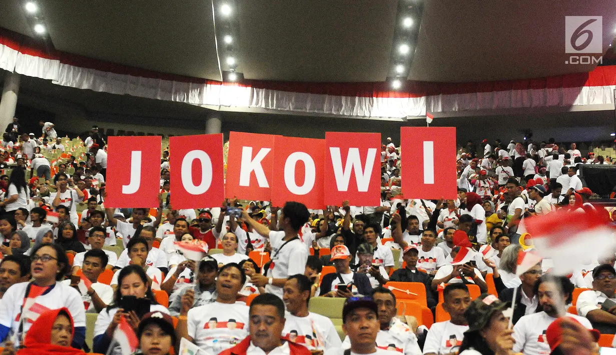 Ribuan pendukung dan relawan capres-cawapres nomor urut 01 Joko Widodo dan  Ma'ruf Amin saat menghadiri Konvensi Rakyat yang mengangkat optimis Indonesia maju di SICC, Bogor, Jawa Barat, Minggu (24/2). (Liputan6.com/Herman Zakharia)