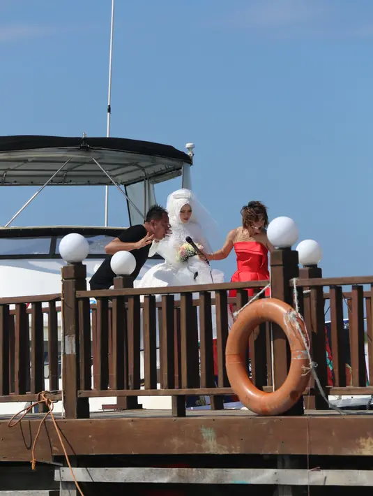 Setelah itu, Vicky lantas mengeluarkan cincin yang ada di dalam celananya untuk dipersembahkan pada isitrinya. Namun sayang, saat akan dikeluarkan perhiyasan yang harganya mencapai ratusan juta itu terlempar ke laut. (Nurwahyunan/Bintang.com)