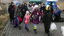 Pengungsi, sebagian besar wanita dan anak-anak, tiba di perbatasan di Medyka, Polandia, Sabtu (5/3/2022). Mereka melarikan diri dari invasi Rusia di Ukraina. (AP Photo/Markus Schreiber)