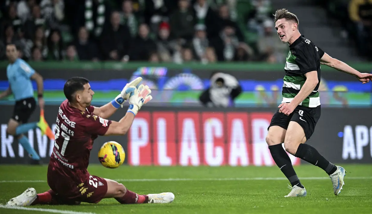Pemain Sporting CP, Viktor Gyokeres (kanan) berusaha mencetak gol ke gawang Estoril Praia ditepis oleh kiper Joel Robles dalam laga lanjutan Liga Portugal 2024/2025 di Stadion Jose Alvalade, Lisbon, Portugal, Senin (03/03/2025) waktu setempat. (AFP/Patricia De Melo Moreira)