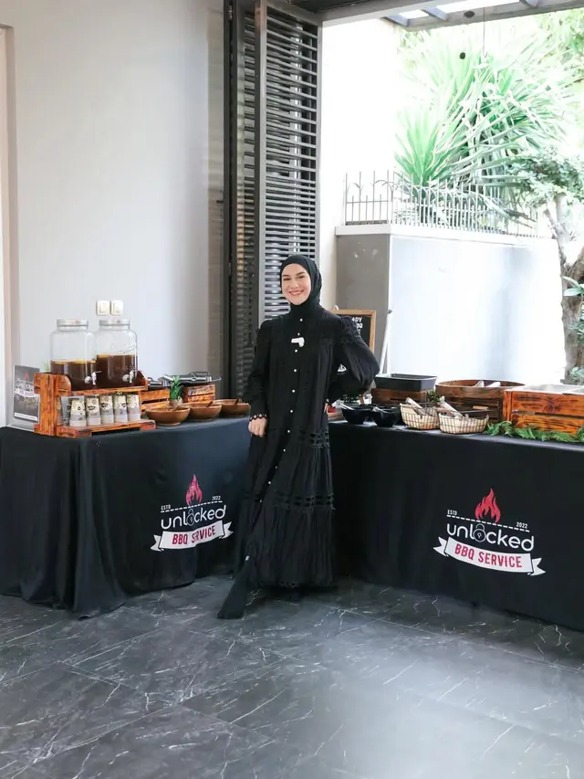 6 Model Gamis Hitam Elegan Irish Bella dan Setelan Hijabnya