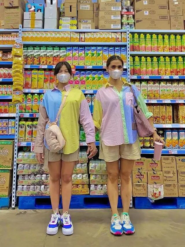 Nadya Mulya bersama putrinya.