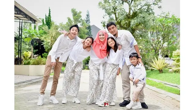 6 Momen Kiesha Alvaro Pakai Baju Couple dengan Okie Agustina, Selalu Kompak