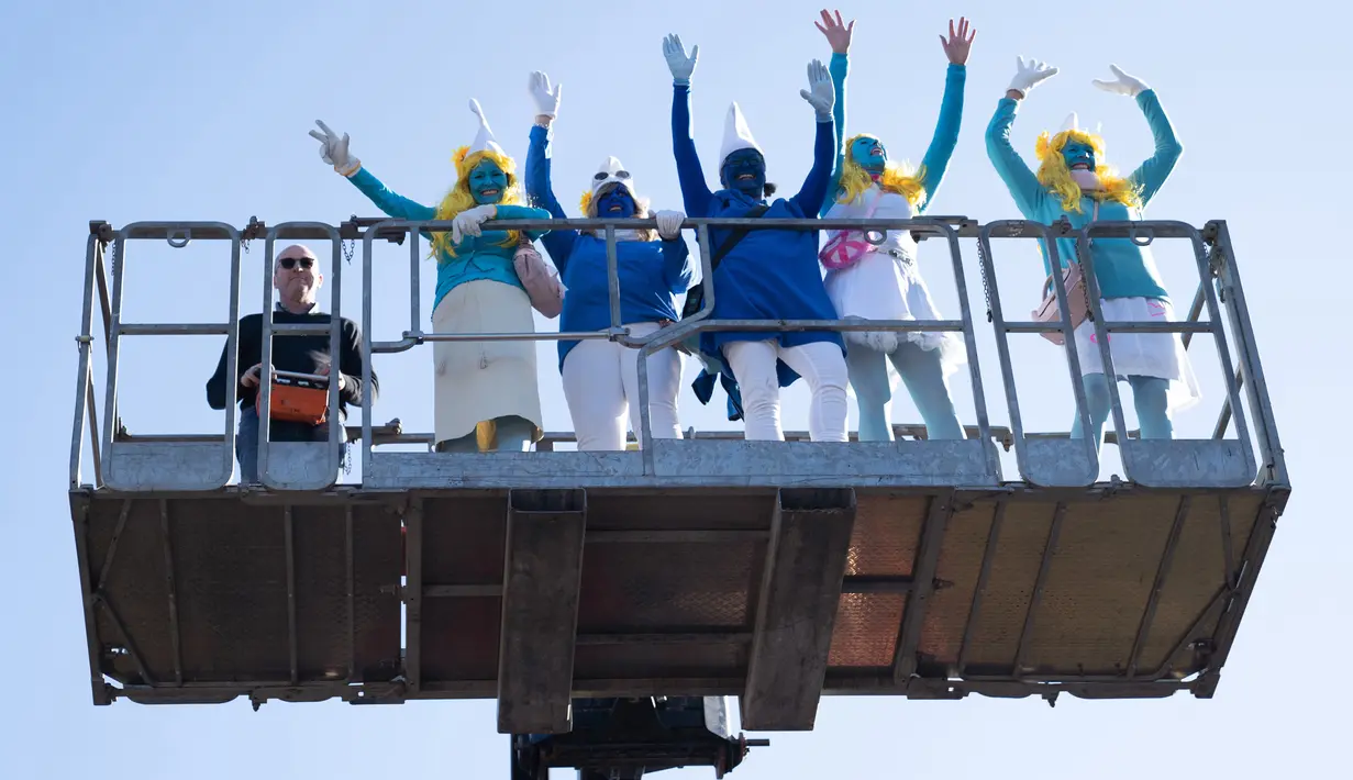 Orang-orang berpakaian dan berdandan seperti Smurf dalam upaya pemecahan rekor dunia di Lauchringen, Jerman, 16 Februari 2019. Kegiatan itu diklaim memecahkarn rekor dengan mengumpulkan 2.762 orang berbusana ala Smurf. (CONSTANT FORME-BECHERAT/AFP)