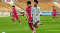 Gelandang Timnas Indonesia U-17,&nbsp;Daniel Alfredo, berupaya menembus pertahanan Korea Selatan U-17 pada laga pertama Grup C Piala Asia U-17 2025 di&nbsp;Stadion Prince Abdullah Al Faisal Sports City, Jeddah, Jumat (4/4/2025) malam WIB. Dalam duel tersebut, Timnas Indonesia berhasil menang 1-0 atas Korsel. (dok. Timnas Indonesia)