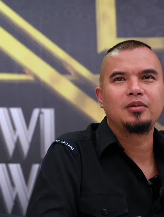  "Saya tak mau kalah dong. Masak, Mulan saja yang bisa curhat, saya juga bisa dong. Sepertinya sekarang ini curhat dengan Deddy Corbuzier itu sedang jadi trend," jelas musisi asal Surabaya ini. (Deki Prayoga/Bintang.com)