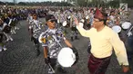 Menhub Budi Karya Sumadi bergoyang mengikuti irama musik pemain marching band acara puncak Hari Perhubungan Nasional di Lapangan Silang Monas, Jakarta, Minggu (17/9). Menhub Budi terlihat mengenakan baju khas Palembang. (Liputan6.com/Immanuel Antonius)