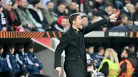 Pelatih Bayer Leverkusen, Xabi Alonso, memberikan arahan kepada anak asuhnya saat melawan Molde FK dalam laga matchday 6 Grup H Liga Europa 2023/2024 yang digelar di BayArena, Jumat (15/12/2023). Alonso mampu mengeluarkan bakat terbaik para pemain mudanya, khususnya para pemain muda. (AFP/Ulrich Hufnagel)