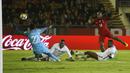 Gelandang Portugal, Manuel Fernandes, melepaskan tendangan ke gawang Arab Saudi pada laga persahabatan di Stadion Municipal do Fontelo, Sabtu (11/11/2017). Portugal menang 3-0 atas Arab Saudi. (AFP/Francisco Leong)