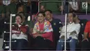 Ibu Negara, Iriana Joko Widodo (tengah) saat menyaksikan laga final bulutangkis beregu putra Asian Games 2018 antara Indonesia melawan China di Istora Kompleks GBK, Jakarta, Rabu (22/8). Indonesia kalah dari China 1-3. (Liputan6.com/Helmi Fithriansyah)