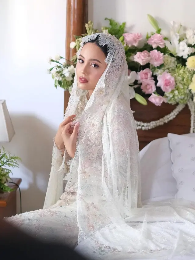 6 Potret Anggun Anggika Bolsterli Kenakan Lace Dress di Momen Pengajian Jelang Menikah