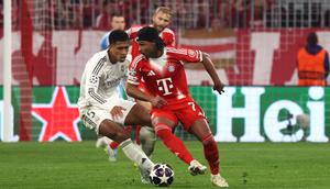 Gelandang Real Madrid, Jude Bellingham (kiri), dan penyerang Bayern Munich, Serge Gnabry, berebut bola dalam pertandingan leg kedua perempat final UEFA Champions League antara Bayern Munich dan Real Madrid di Munich, Jerman selatan, pada 15 April 2026. (Karl-Josef HILDENBRAND / AFP)