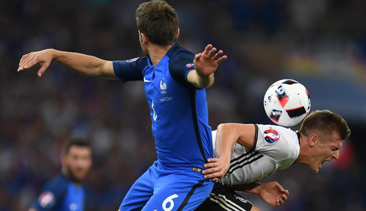 Duel antara pemain Prancis, Yohan Cabaye, dengan pemain Jerman, Toni Kroos, pada laga semifinal Piala Eropa 2016 di Stade Velodrome, Marseille, Jumat (8/7/2016) dini hari WIB. (AFP/Patrik Stollarz)