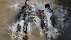Anak-anak muda mendinginkan diri dalam aliran kanal sungai saat suhu mencapai 40 derajat celsius di Lahore, Pakistan pada Rabu (27/5/2020). Banyak kota di Pakistan menghadapi kondisi gelombang panas dengan suhu mencapai 50 derajat celsius di beberapa tempat.  (Photo by Arif ALI / AFP)