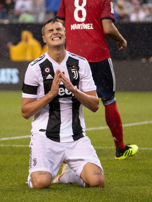 Ekspresi pemain anyar Juventus, Andrea Favilli saat gagal  mencetak gol ke gawang Bayern Munchen dalam International Champions Cup (ICC) 2018 di Lincoln Financial Field, Philadelphia, Amerika Seikat, Rabu (25/7). (AP Photo/Chris Szagola)