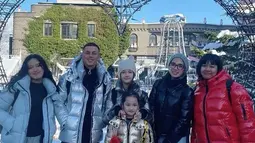 Tentu saja unggahan Ussy ini tak lepas dari perhatian netizen. Bahkan, banyak pula yang merasa gemas dengan tingkah anak bungsu Ussy dan Andhika selama berada di Jepang. (Liputan6.com/IG/@ussypratama)