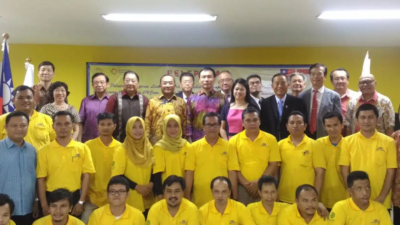Deputy Representative TETO Peter Lan (kanan ke-5), Drs. Mujiyono, MM (kanan ke-6) Kepala Pusdiklat Industri Kementerian Perindustrian Indonesia berfoto bersama dengan para tamu dan peserta pendidikan dan pelatihan teknik mesin (sumber: TETO)