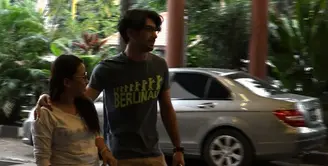 Gaya busana adalah bagian penting dalam hidup selebriti. Tak heran jika Reza Rahadian punya fashion stylist khusus yang membantunya selalu tampil trendi baik dalam acara formal maupun santai.