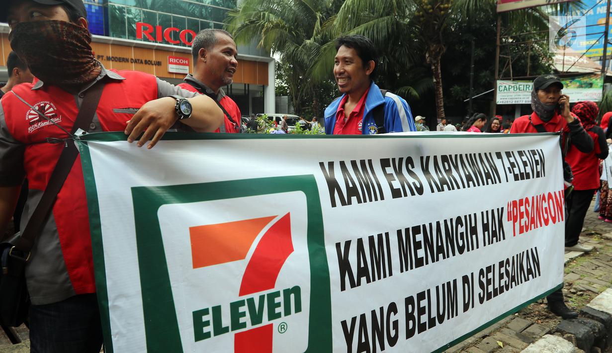Karyawan Eks 7-Eleven membentangkan spanduk saat Demo di depan Kantor Pengusaha Sungkono Honoris, Jakarta, Rabu (9/1). Mereka menuntut pembayaran uang pesangon yang sampai saat ini belum mereka terima semenjak 7-Eleven tutup. (Liputan6.com/Johan Tallo)