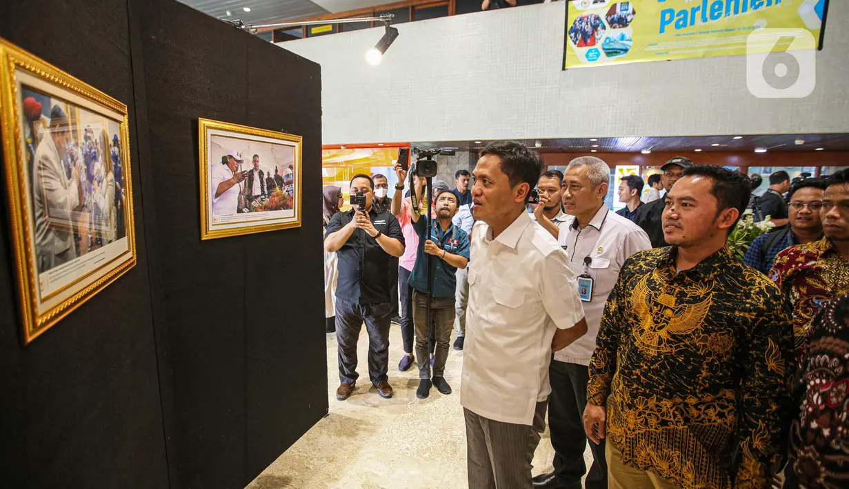 Wakil Ketua Komisi III DPR RI Habiburokhman seusai membuka Pameran Foto Warna Warni Parlemen ke XIII/2023 di Gedung Nusantara II, Jakarta. (Liputan6.com/Faizal Fanani)