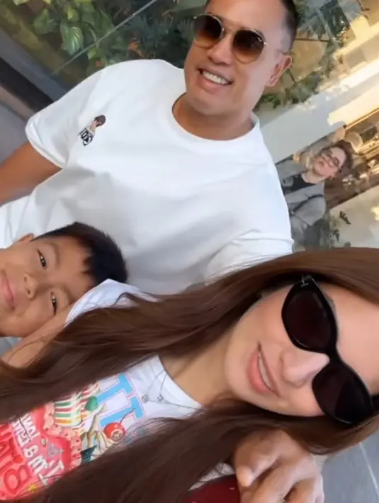 Nia Ramadhani bersama suami dan anak-anaknya memilih liburan ke Amerika Serikat. Tampak Nia yang sedang berjalan-jalan mengenakan sleeveless kaos putih bergambar dipadukan kacamata hitamnya. [@ramadhaniabakrie]