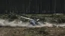 Helikopter Mi-28N tiba-tiba terbang semakin rendah dan menghempas ke tanah saat kompetisi penerbangan militer "Aviadarts" di Dubrovichi, Rusia, Minggu (2/8/2015). Akibat kejadian tersebut, satu dari dua orang pilot tewas. (REUTERS/Maxim Shemetov)