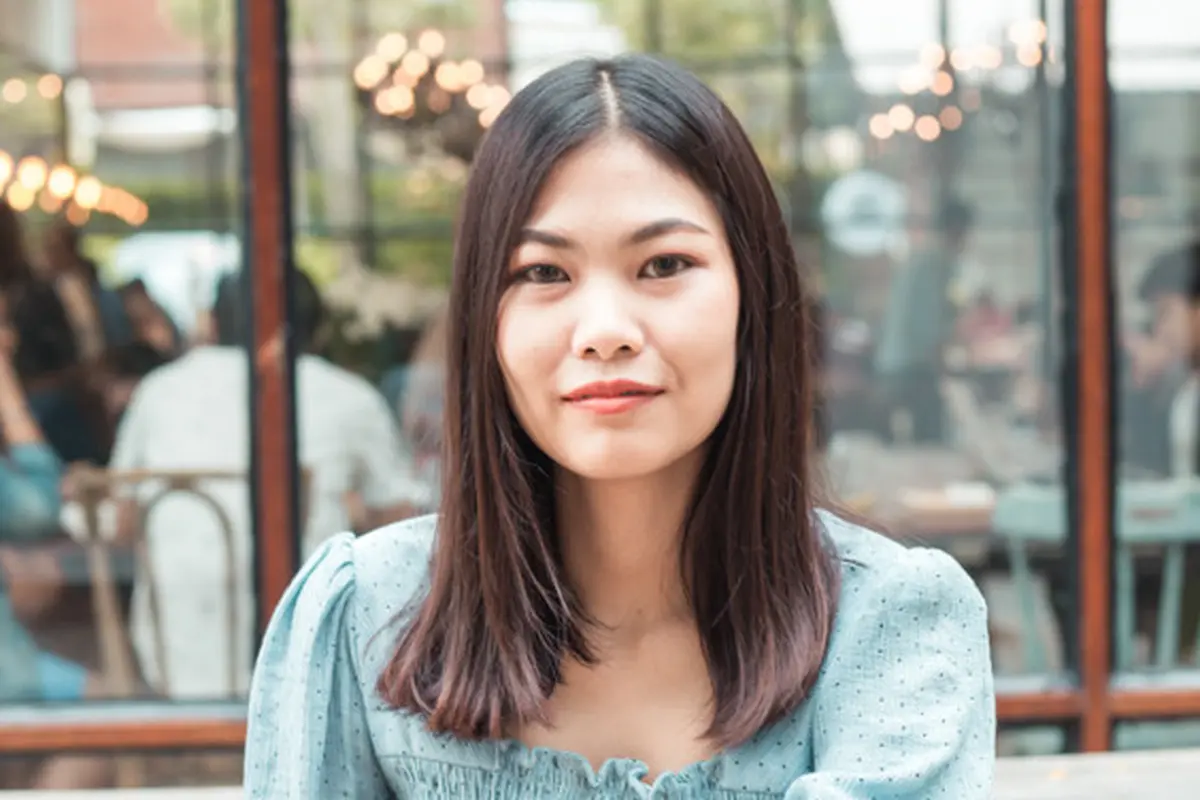 tersenyum santai cantik