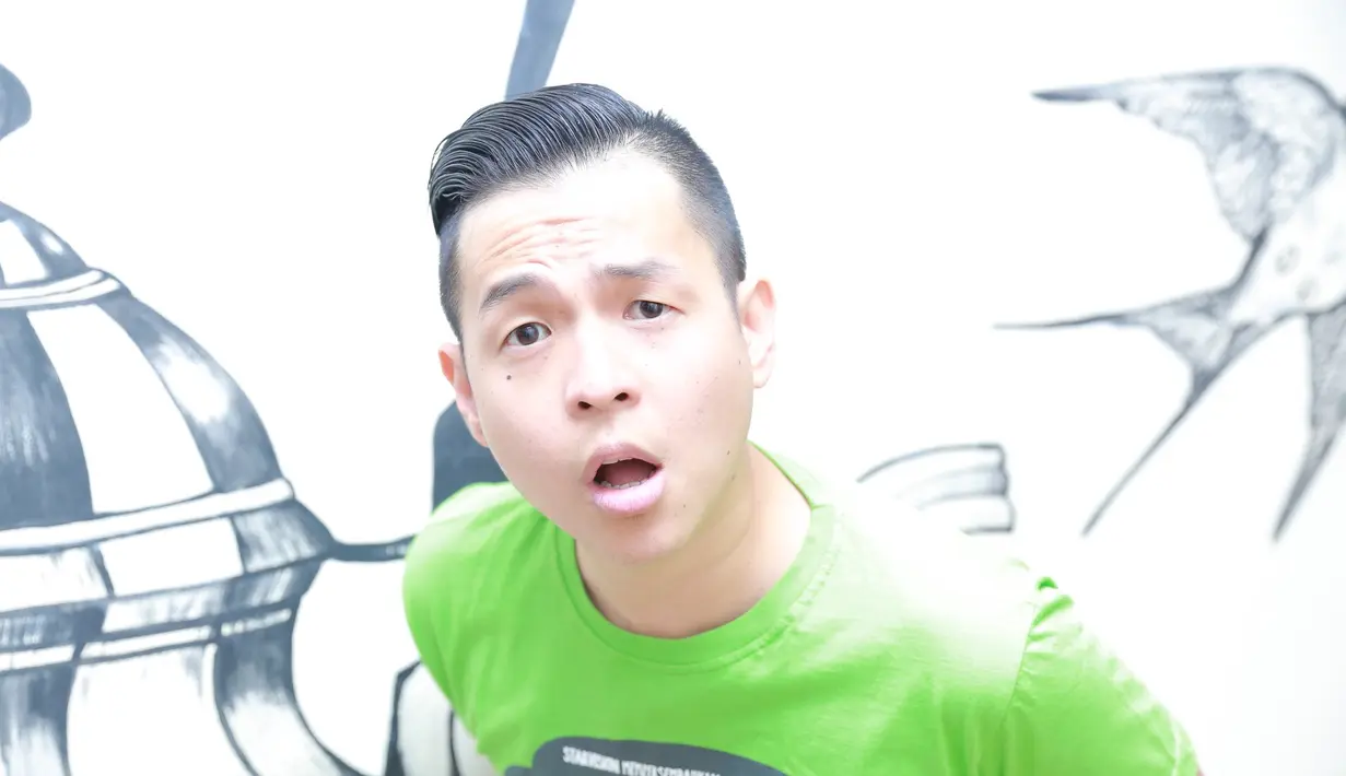 "Enggak bikin was-was. Hidup sudah ada yang mengatur. Capek kalau kayak gitu. Itu kan kasus satu dalam satu milyar, biasa saja. Gue baru baca, belum mengikuti kasusnya," ujar Ernest Prakasa. (Galih W. Satria/Bintang.com)