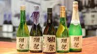 Perusahaan sake Dassai, memasang iklan sehalaman di koran penuh agar pembeli tak bayar berlebih untuk produk sake mereka. Source: lifestyleasia.com