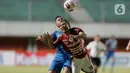 Pemain Bali United, Hariono (kanan), berebut bola dengan pemain Persib Bandung, Wander Luiz Queiroz Dias, dalam pertandingan Babak Penyisihan Piala Menpora 2021 di Stadion Maguwoharjo, Sleman. Rabu (24/3/2021). (Bola.com/Arief Bagus)