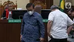 Terdakwa kasus suap vonis bebas Gregorius Ronald Tannur, Erintuah Damanik (kedua kiri) bersama Mangapul saat menjalani sidang pembacaan putusan di Pengadilan Tindak Pidana Korupsi (Tipikor), Jakarta, Kamis (8/5/2025). (Liputan6.com/Herman Zakharia)