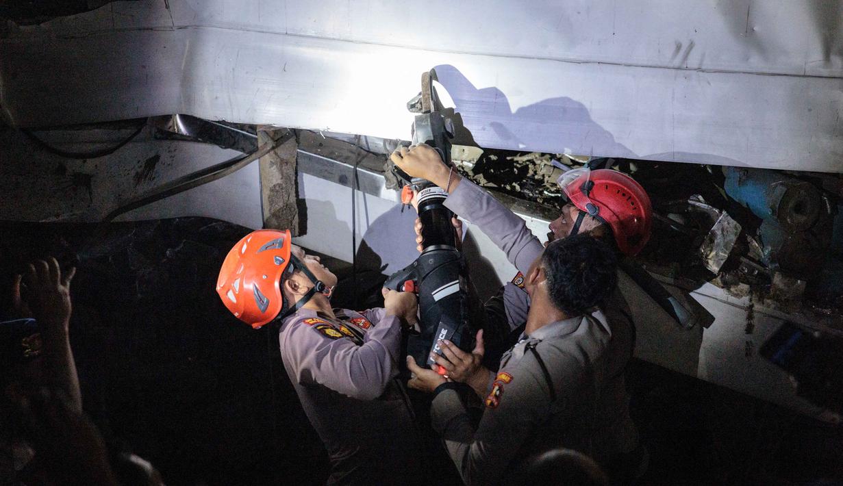 Tim penyelamat bekerja di lokasi terjadinya tabrakan kecelakaan Kereta Api Jarak Jauh (KAJJ) Argo Bromo Anggrek dengan Kereta Rel Listrik (KRL) Commuter Line di Stasiun Bekasi Timur, Jawa Barat, pada Selasa 28 April 2026 dini hari. (Yasuyoshi Chiba/AFP)