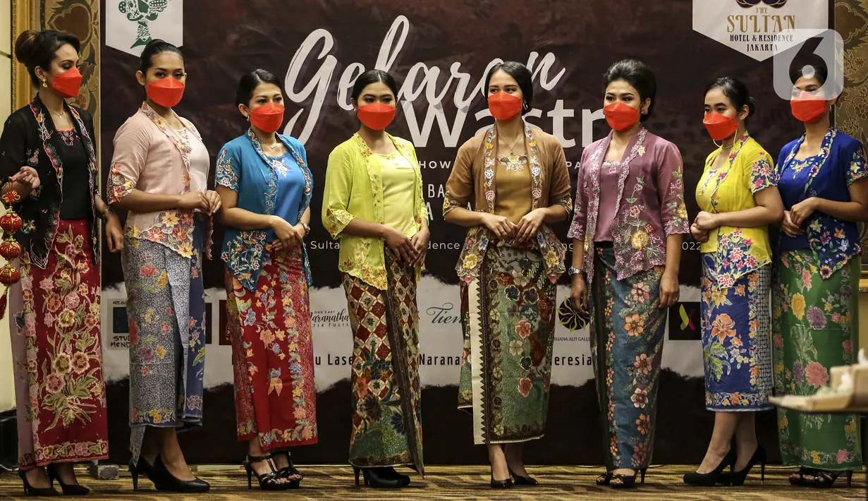 Yayasan Belantara Budaya Indonesia bersama Pemerhati Batik menggelar acara Gelaran Wastra di Hotel Sultan, Senayan, Jakarta, Jumat (4/2/2022). Gelaran Wastra kali ini mengangkat Batik Peranakan dalam rangka Imlek yang digelar 4-6 Februari 2022 di lobi Hotel Sultan. (Liputan6.com/Johan Tallo)