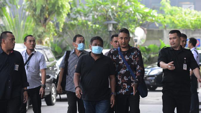 Hakim Kayat (belakang batik abu-abu) dan orang yang berperkara kasus suap bebaskan terdakwa PN Balikpapan Papan tiba di KPK, Jakarta, Sabtu (4/5/2019). KPK mengamankan duit sekitar Rp 100 juta yang diduga terkait suap dalam penanganan kasus penipuan di persidangan. (merdeka.com/Imam Buhori)