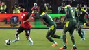 Pemain Senegal Sadio Mane mencoba mengejar pemain Mesir Mohamed Salah (kiri) pada pertandingan kualifikasi Piala Dunia 2022 di Stadion Internasional Kairo, Kairo, Mesir, 25 Maret 2022. Mesir menang 1-0. (AP Photo/Amr Nabil)