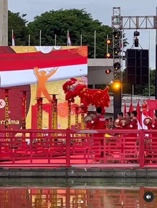 Erina Gudono juga mengunggah video singkat pertunjukkan barongsai dalam acara Imlek Nasional 2023. Dirinya juga mengungkapkan jika dalam acara tersebut tak hanya ada pertunjukan barongsai saja namun juga pameran UMKM hingga musik daerah. (Liputan6.com/IG/@erinagudono)