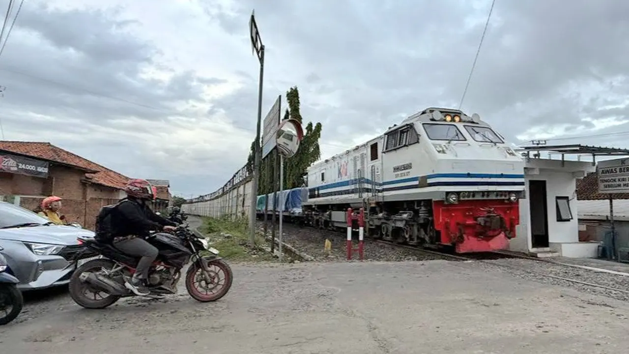 KAI Divre IV Tanjungkarang optimalkan angkutan komoditas non-batu bara seperti semen dan BBM di wilayah Lampung.