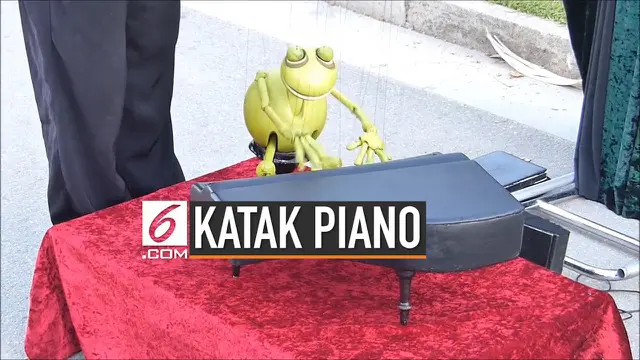 Seorang pengamen memodifikasi suaru alat khusus yang bisa membuat boneka katak seperti mahir bermain piano. Alunan merdu dari sang katak membuat warga yang menonton terpukau.