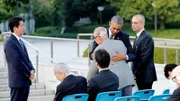 Obama memeluk penyintas bom atom Hiroshima, Shigeaki Mori (REUTERS/Kimimasa Mayama)