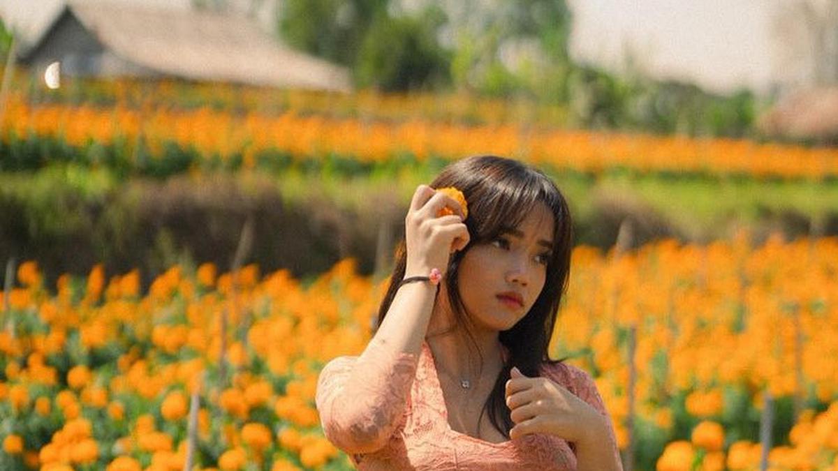 Bikin Netizen Kepo, Fuji Pamer Terima Bucket Bunga Mawar Berukuran Besar
