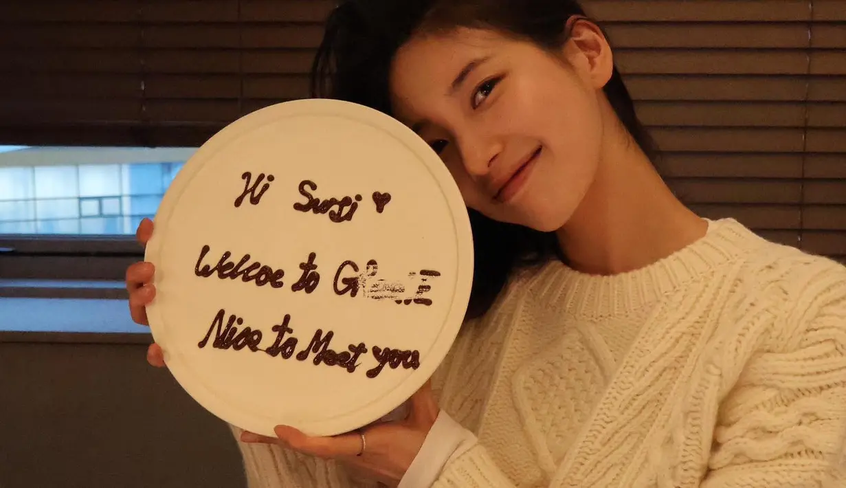 Song Hye Kyo juga memoto Suzy yang berpose dengan bingkisan yang dia berikan. Memperlihatkan keakraban keduanya. (Foto: Instagram/ kyo1122)