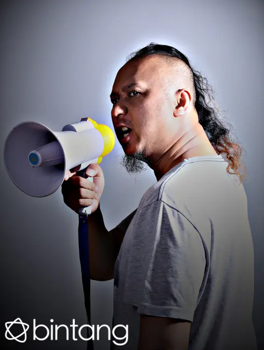 Sebuah film memerlukan penonton, Anggy memiliki cara untuk dapat menarik penonton dari semua kelas yaitu dengan mencari tema yang menarik serta premis yang tak monoton. Pemain yang punya ‘value’ juga penting. (Andy Masela/Bintang.com)