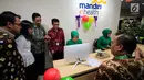 Kepala Kantor Operasional Jakarta Mandiri Inhealth Tunggul Yogi (kedua Kanan), meninjau konter sinergi dengan Awal Bros Group, Rabu (4/10). Mandiri Inhealth telah bersinergi dengan beberapa RS untuk menyediakan konter khusus di 11 RS. (Liputan6.com)