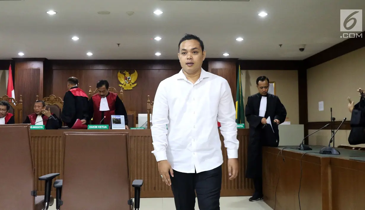 Eka Kamaludin usai menjalani sidang dakwaan di Pengadilan Tipikor, Jakarta, Kamis (20/9). Eka didakwa terlibat sebagai konsultan pemberi pada kasus dugaan suap usulan dana perimbangan keuangan daerah RAPBN Perubahan 2018. (Liputan6.com/Helmi Fithriansyah)