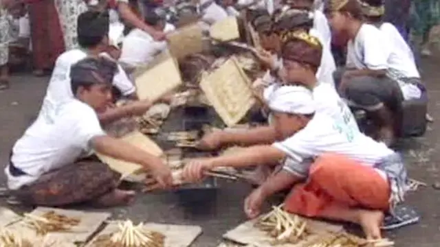 [VIDEO] Serunya Membuat Sate Lilit Massal