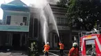 Petugas berusaha memadamkan kobaran api yang menghanguskan Restoran Kari Umbi di Jakarta, Jumat (4/7/14). (Liputan6.com/Faizal Fanani)