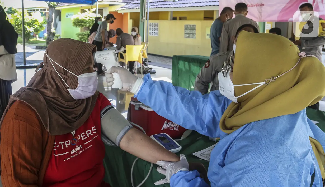 Warga menjalani pemeriksaan kesehatan saat mengikuti vaksinasi booster COVID-19 di Taman Pemuda Pratama, Depok, Jawa Barat, Kamis (7/4/2022). Bagi warga yang sudah vaksin dua kali masih perlu tes antigen, dan yang sudah vaksin booster lengkap tidak perlu tes apa-apa. (Liputan6.com/Johan Tallo)