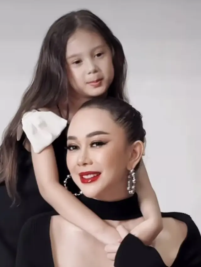 Aura Kasih dan anak (Instagram/aurakasih)