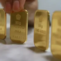 Harga emas PT Aneka Tambang Tbk (Antam) turun Rp 2.000 menjadi Rp 593 ribu per gram pada perdagangan hari ini, Jakarta, Selasa (15/11). Di awal pekan harga emas Antam ada di angka Rp 595 ribu per gram. (Liputan6.com/Angga Yuniar)
