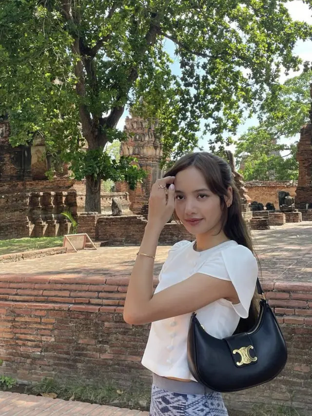 Pesona Lisa Blackpink Saat Pulang Kampung ke Thailand, credit: (@lalalalisa_m)